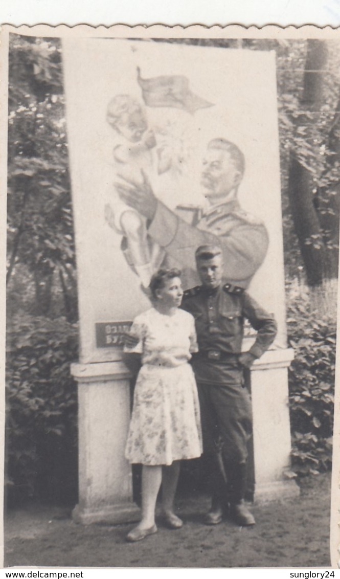 RUSSIA.  A PHOTO. MILITARY WITH A GIRL AT A PORTRAIT OF STALIN. *** - Non Classés