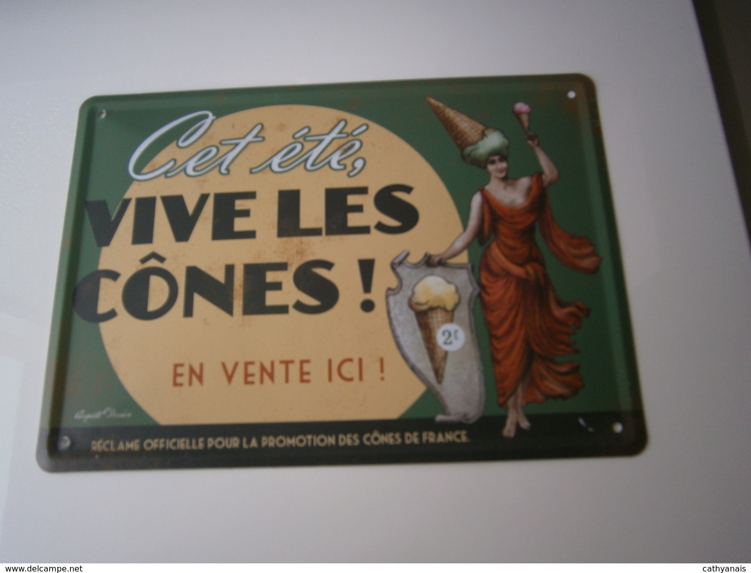 PLAQUE EN TOLE SUR CARTON * VIVE LES CONES EN VENTE ICI ! * PUBLICITE ILLUSTRATION D'AUGUSTE DERRIERE - Tin Signs (after1960)