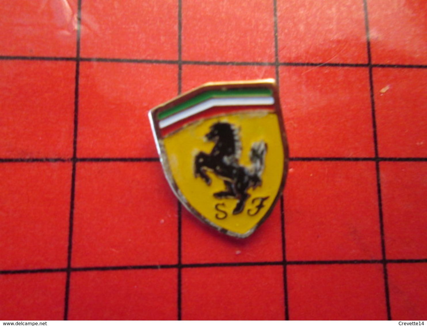 1318c Pins Pin's / Rare & De Belle Qualité  THEME : AUTOMOBILE / LOGO DE LA MARQUE FERRARI CHEVAL CABRE - Ferrari