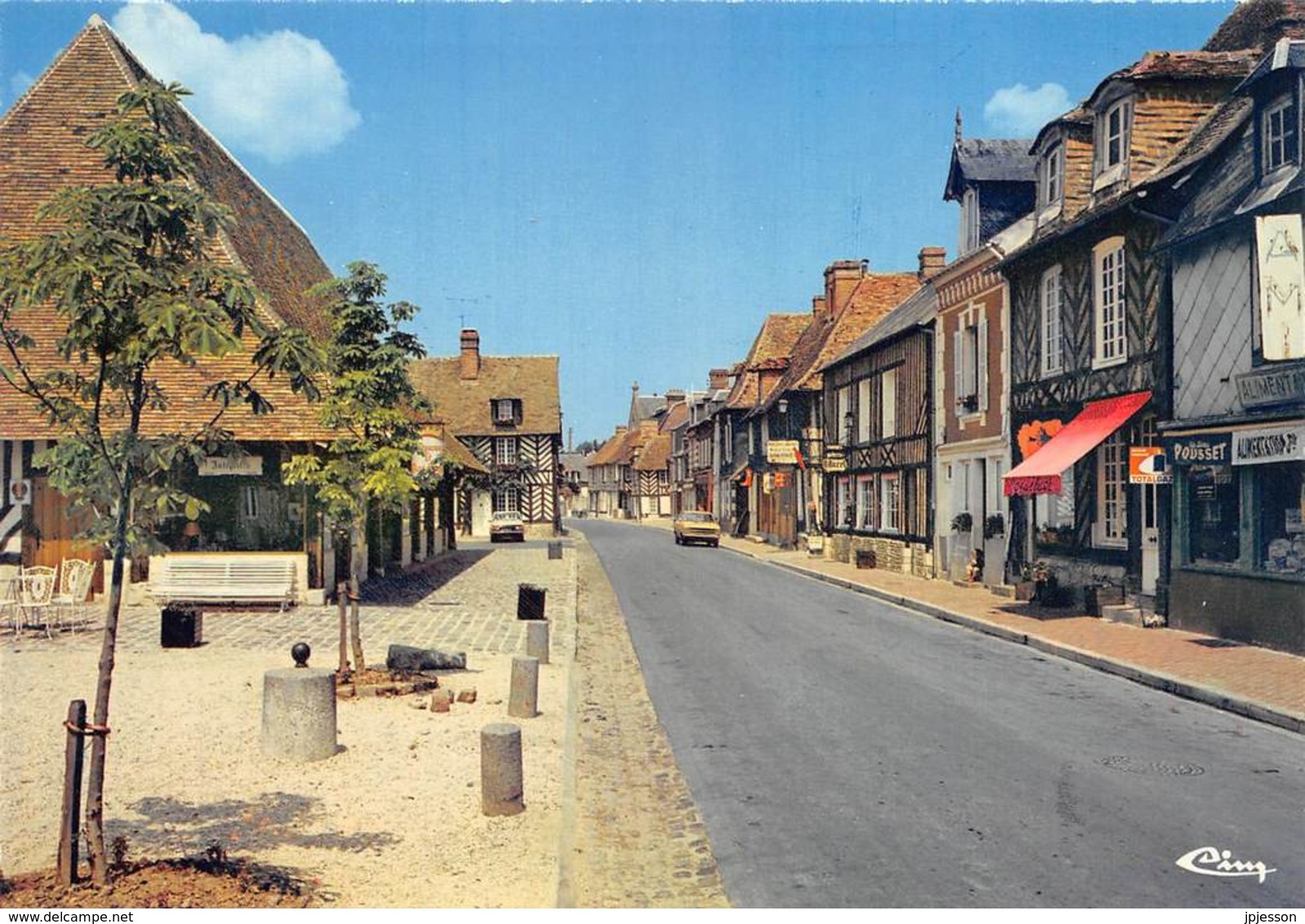 CALVADOS  14  BEUVRON EN AUGE  LA RUE , LA HALLE ET COMMERCANTS - Sonstige & Ohne Zuordnung