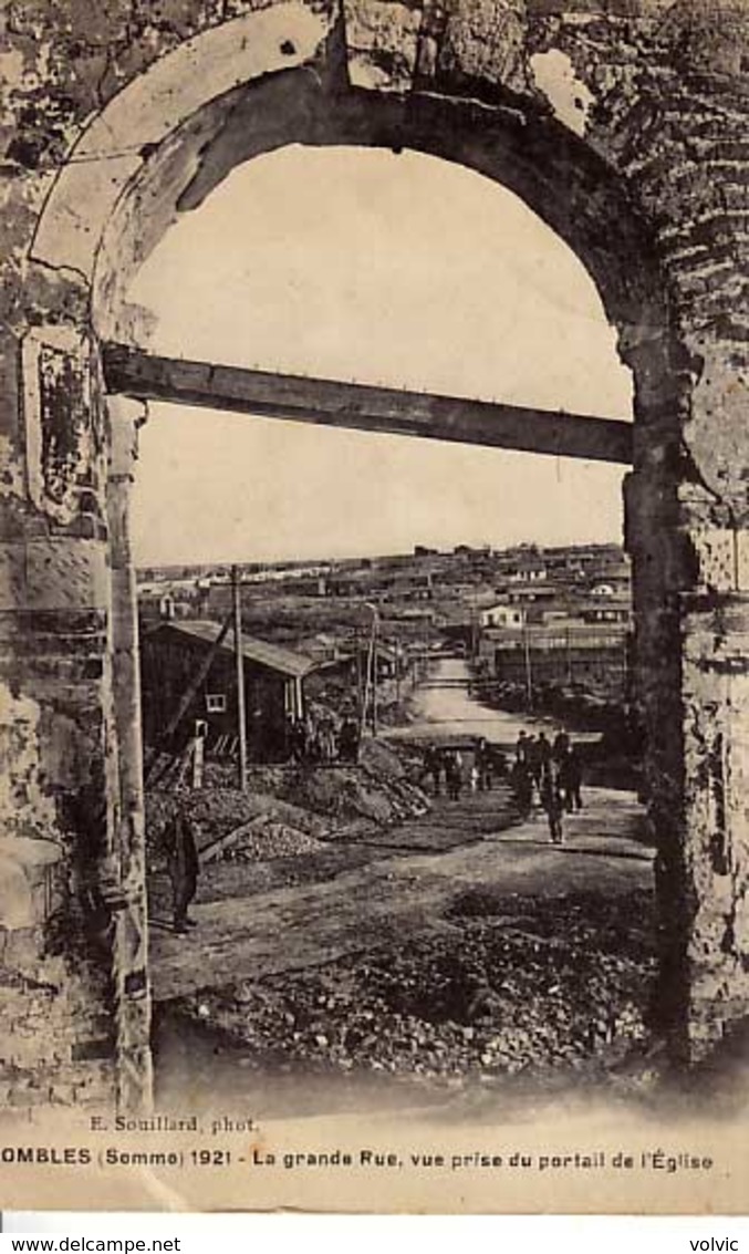 80 - COMBLES - La Grande Rue, Vue Prise Du Portail De L'Eglise  - - Combles