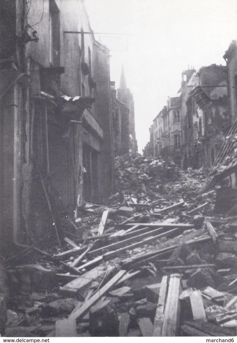 Coutances Rue Saint Nicolas Le Soir Du Bombardement Du 6 Juin 1944 éditions Brosset échoppe Dimention 170x120 Milimetre - Coutances
