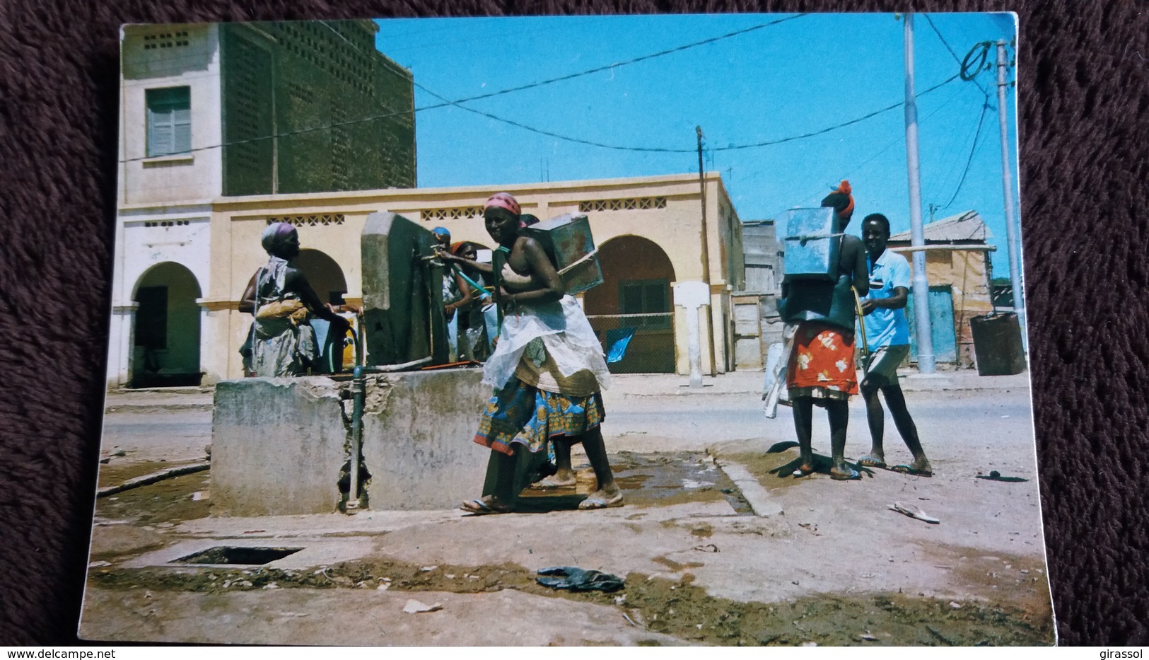 CPSM DJIBOUTI PORTEUSES D EAU 1000 38 ED A BOURLON 1981 METIER ANIMATION - Djibouti