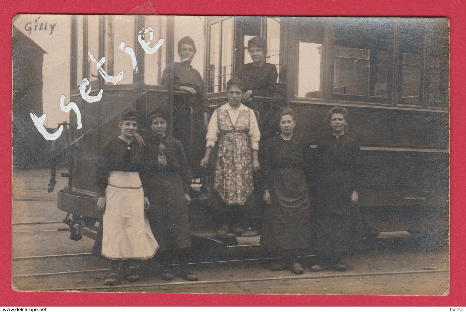 Gilly / Charleroi - Top Carte Photo - Dépôt Du Tram Vicinal - Tram En Gros Plan,avec Ses Femmes De Charge ( Voir Verso ) - Charleroi