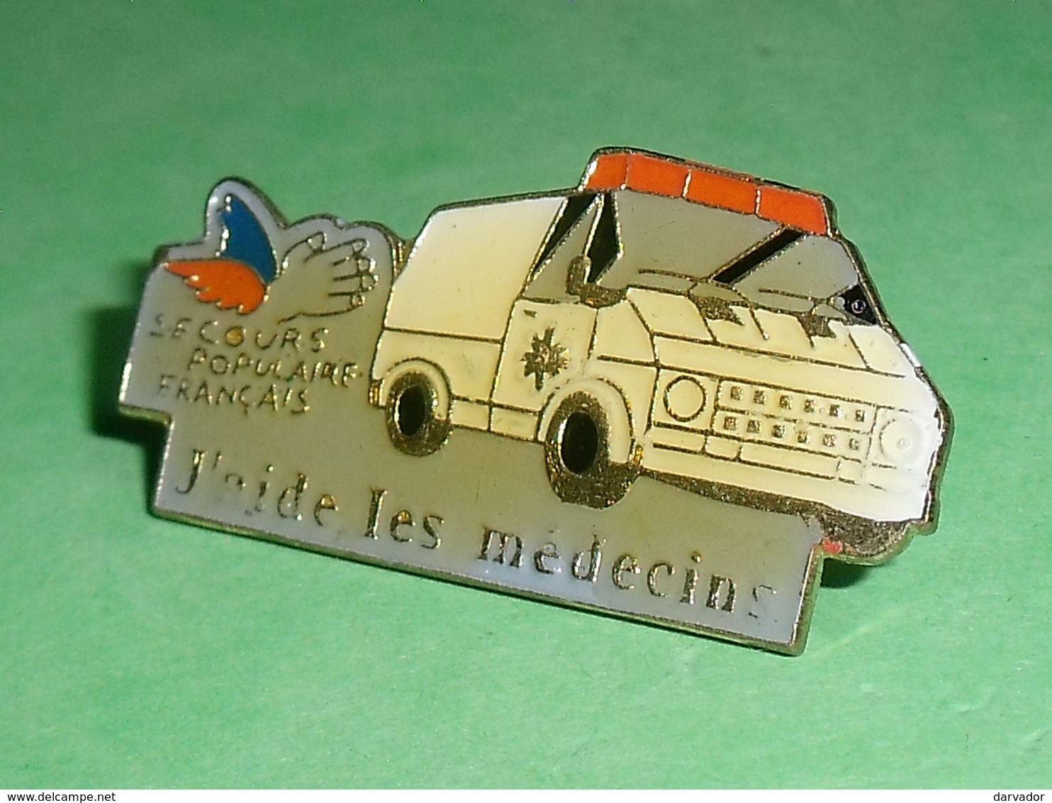 Pin's : Secours Populaire Français , J'aide Les Médecins    TB1HH - Medici