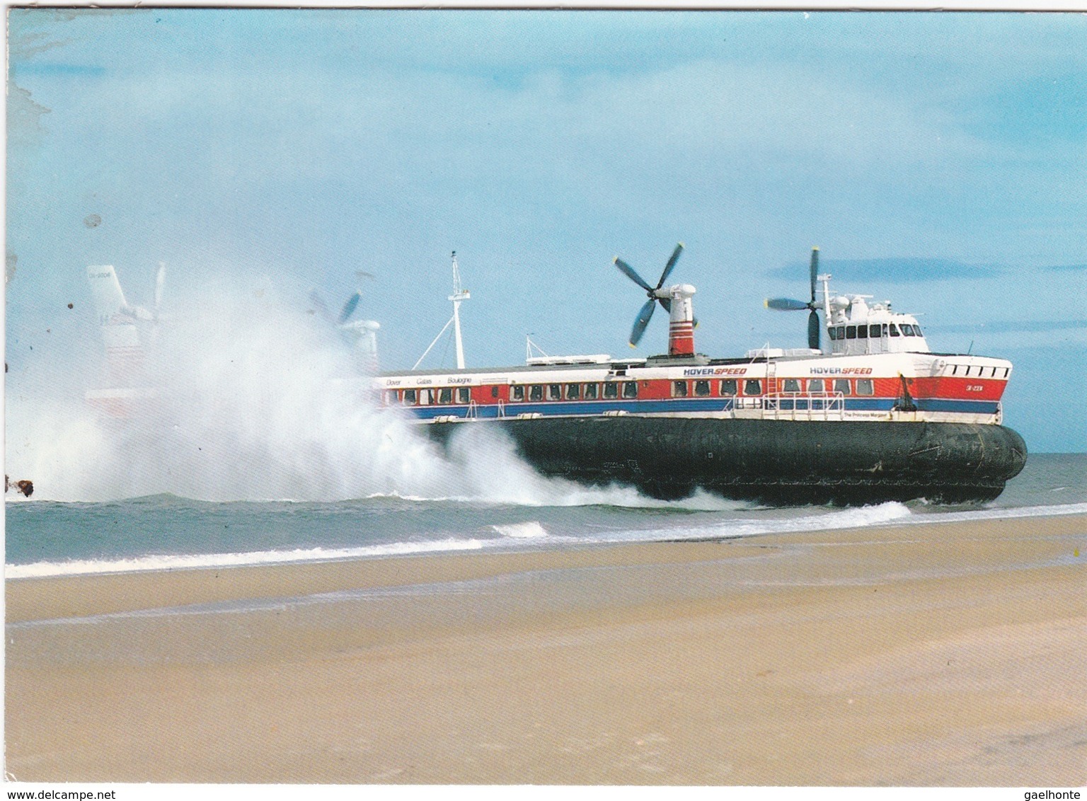 D757 HOVERSPEED ARRIVANT SUR LA PLAGE - Aéroglisseurs