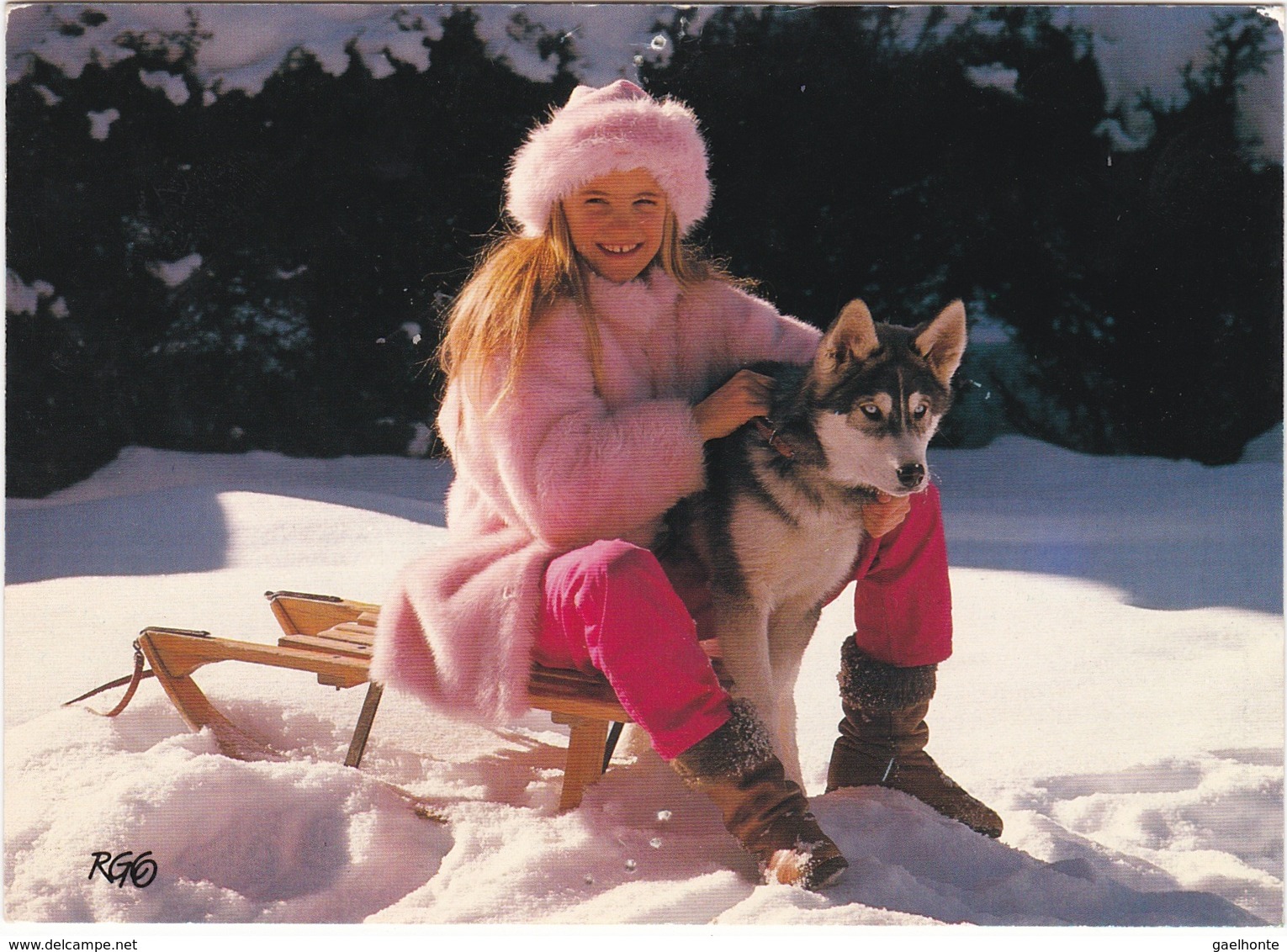 D779 JEUNE ENFANT - UNE JEUNE FILLE DANS LA NEIGE AVEC SON HUSKY - CHIEN - LUGE EN BOIS - Scènes & Paysages