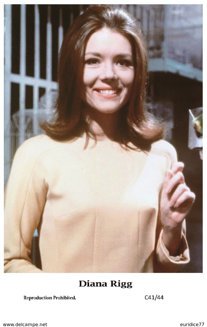 DIANA RIGG - Film Star Pin Up PHOTO POSTCARD - C41-44 Swiftsure Postcard - Artistas