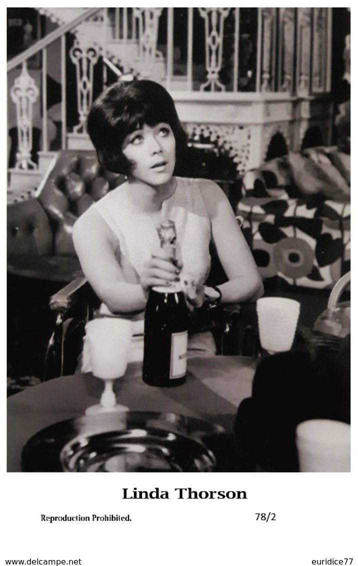 LINDA THORSON - Film Star Pin Up PHOTO POSTCARD - 78-2 Swiftsure Postcard - Artistas