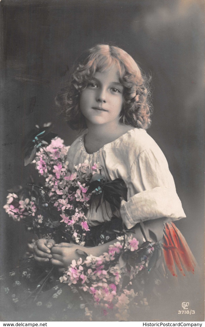 PRETTY YOUNG GIRL-PEASANT STYLE DRESS-CURLY HAIR-HOLDING FLOWERS-REAL PHOTO POSTCARD 39080 - Autres & Non Classés