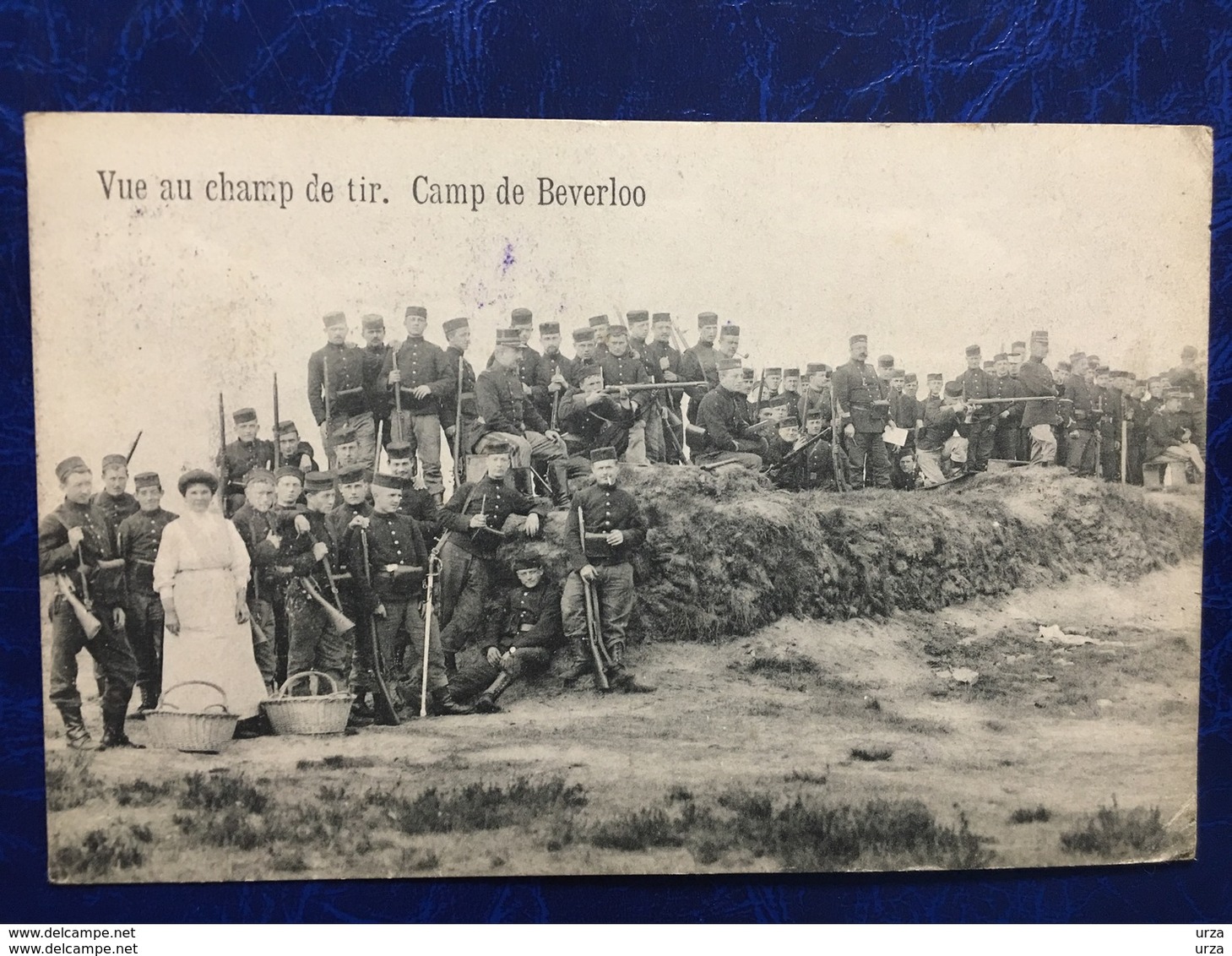 Camp De Beverloo/-cpa D'une Vue Au Champ De Tir-1913-animée De Soldats Et Une Dame Avec Corbeilles - Leopoldsburg (Camp De Beverloo)