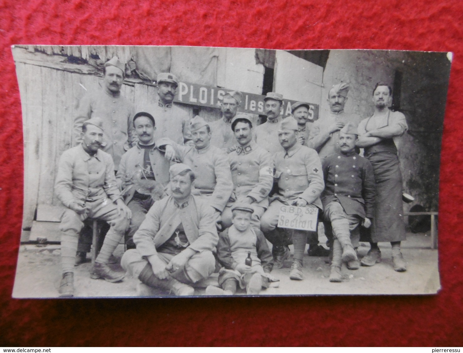 GROUPE MILITAIRES TENANT UN LAPIN 16 REGIMENT A PLOISY PHOTO 10.5 X 6 - War, Military