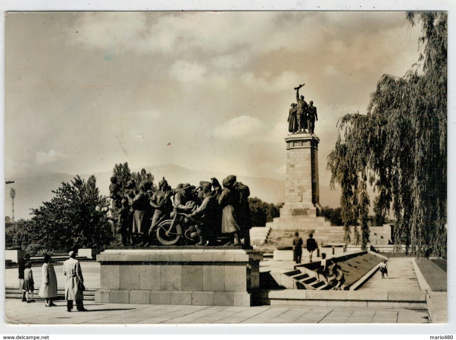 SOFIA   LE  MONUMENT  A L' ARMEE  SOVIETIQUE    (VIAGGIATA) - Bulgaria