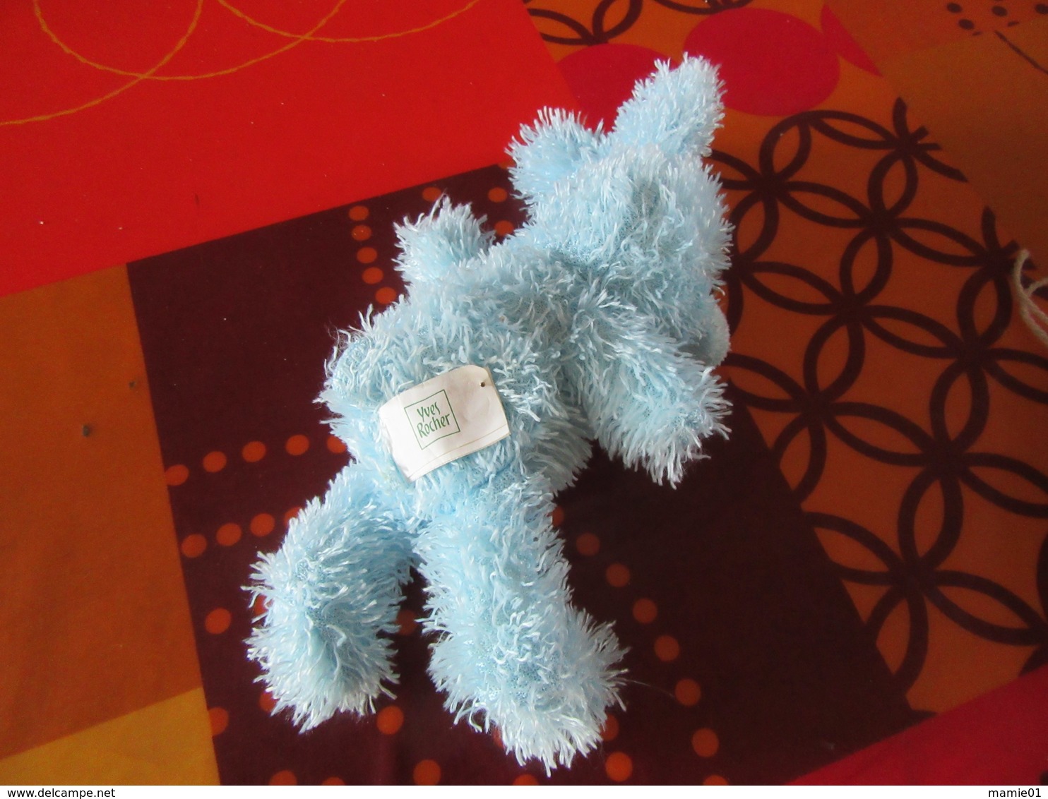 Peluche Lapin Bleu    Yves Rocher      Environ 20 Centimètres Sans Compter Les Oreilles - Cuddly Toys