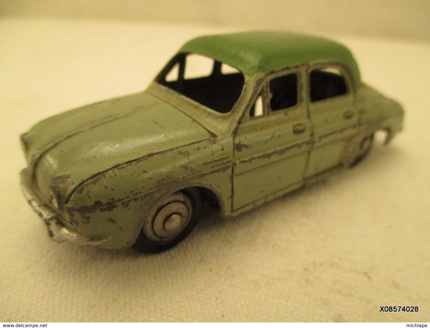 Voiture  Miniature 1/43 Em  DINKY TOYS - RENAULT DAUPHINE Peinture  Verte - Jouets Anciens