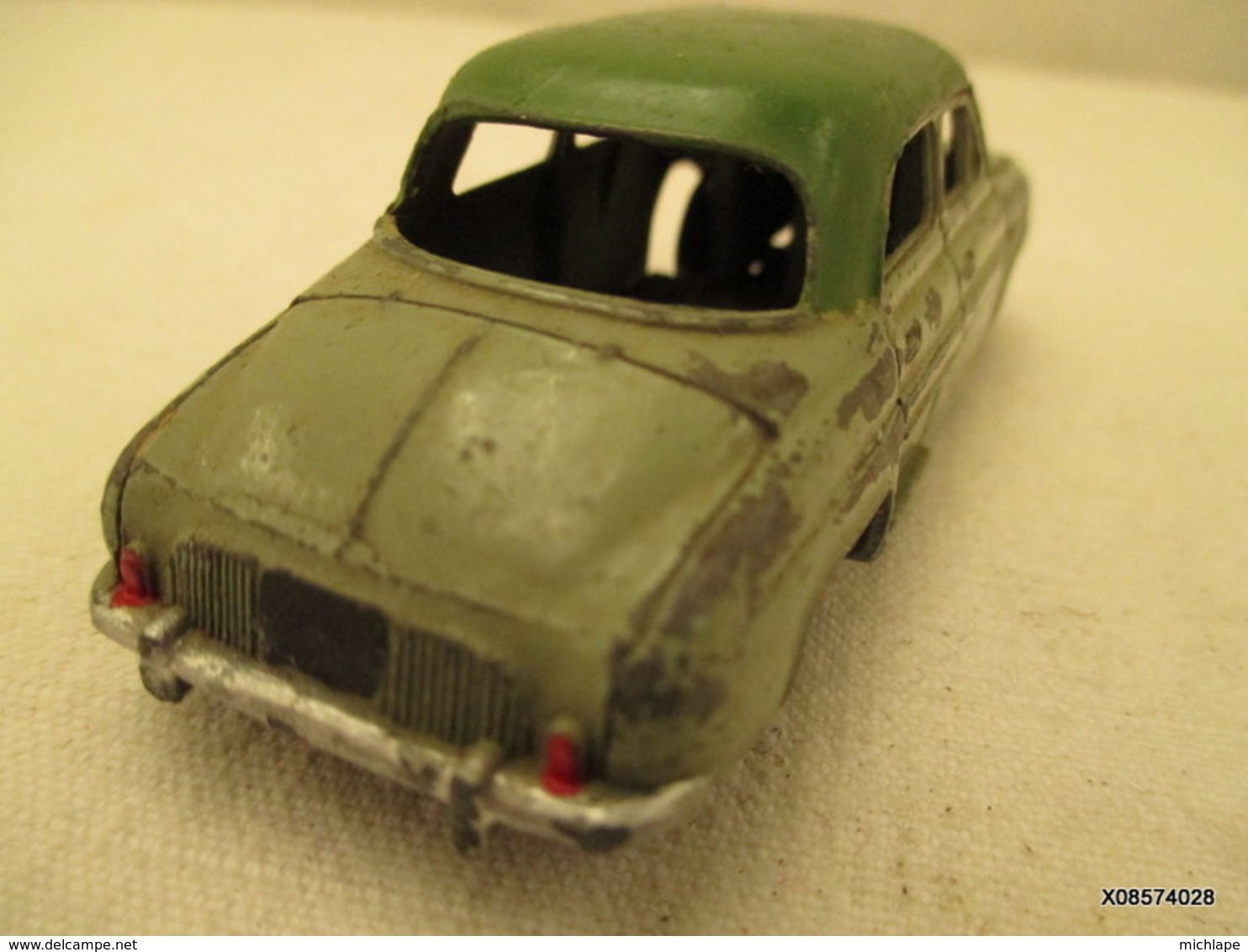 Voiture  Miniature 1/43 Em  DINKY TOYS - RENAULT DAUPHINE Peinture  Verte - Jouets Anciens