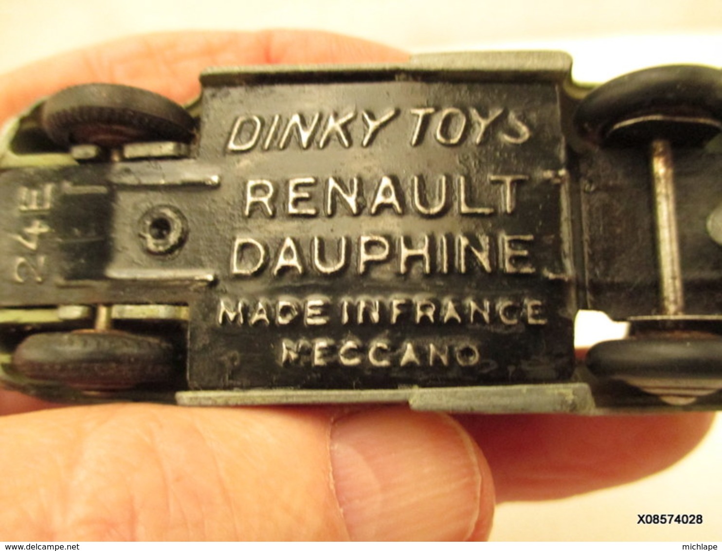 Voiture  Miniature 1/43 Em  DINKY TOYS - RENAULT DAUPHINE Peinture  Verte - Jouets Anciens