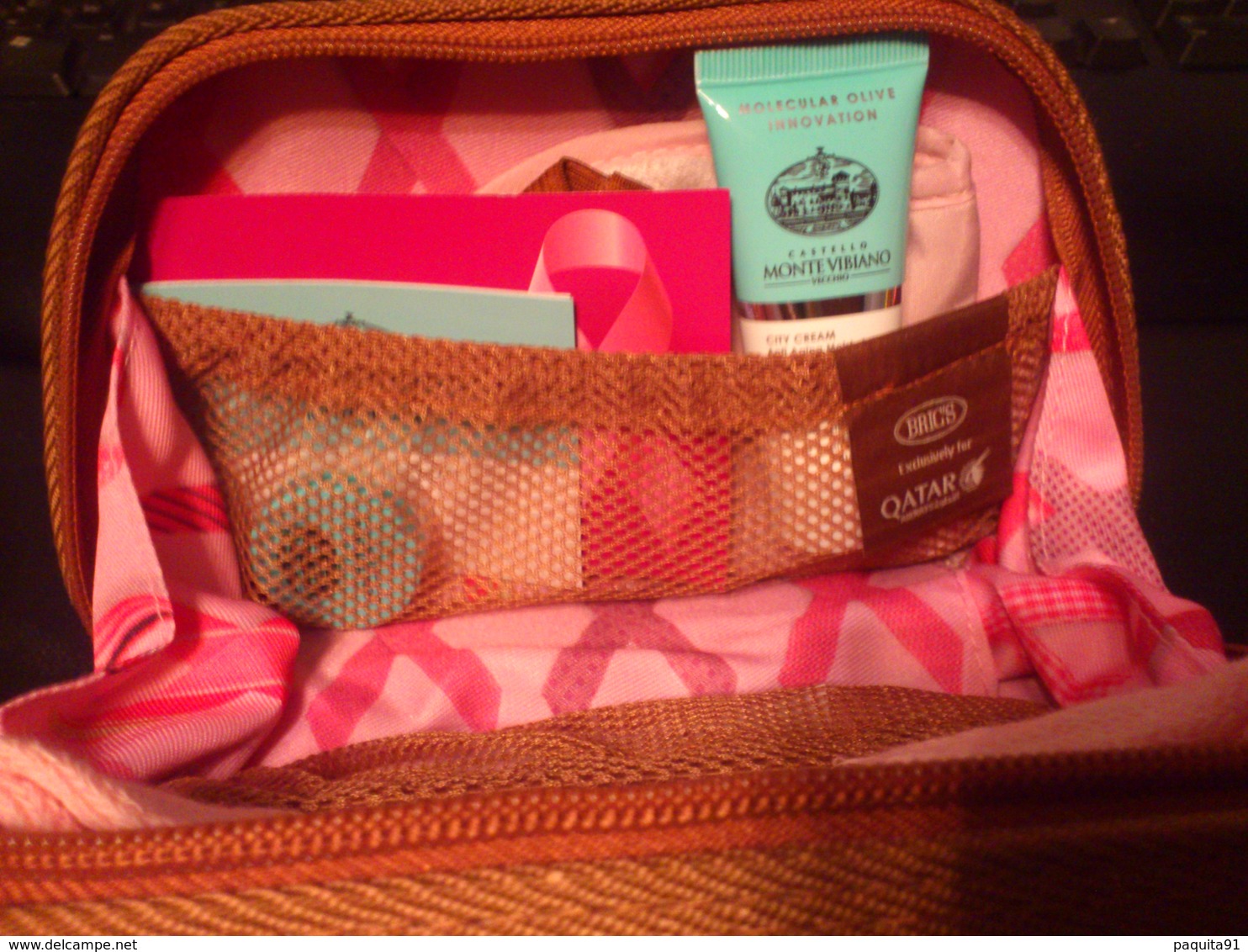 Trousse De Toilette Rose Bric's Quatar Aitways, Octobre Rose, Avec Crème, Baume Lèvres, Chaussettes, Bandeau Yeux - Autres & Non Classés