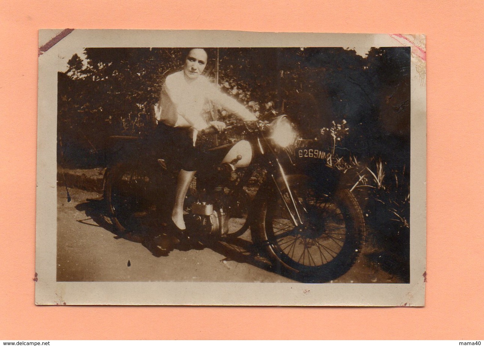 PHOTO - JEUNE FILLE SUR MOTO ANCIENNE - Autres & Non Classés