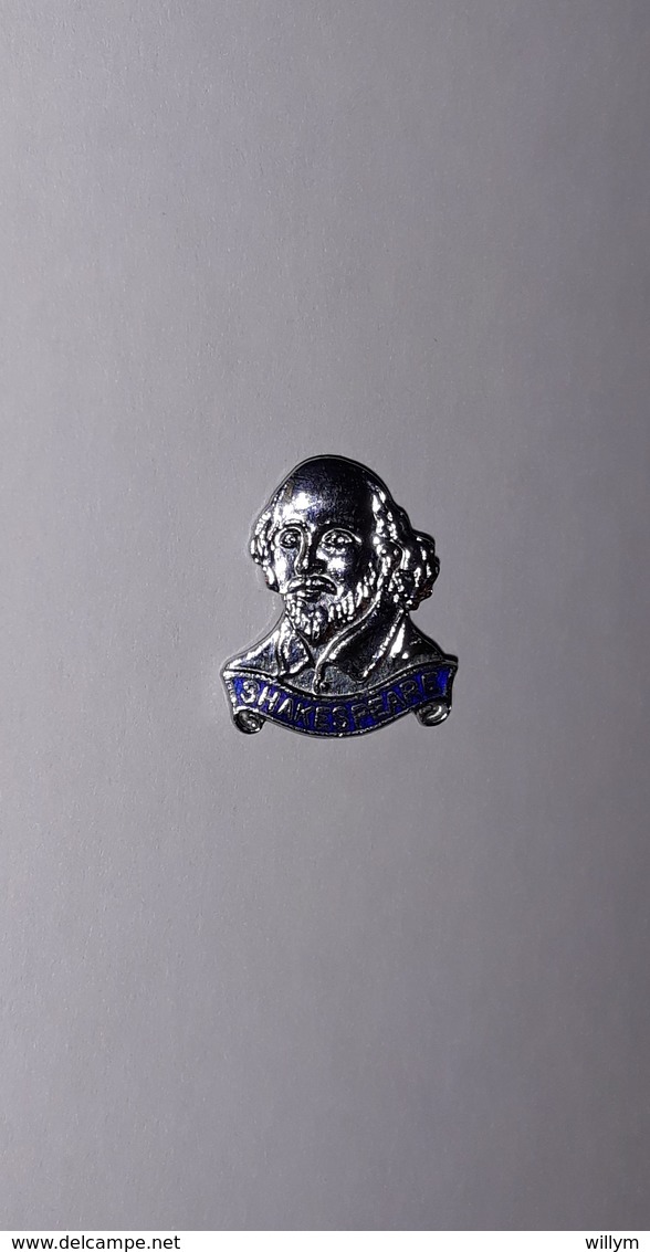 Badge Broche Shakespeare (argenté) Hauteur: 2,3 Cm - Autres & Non Classés