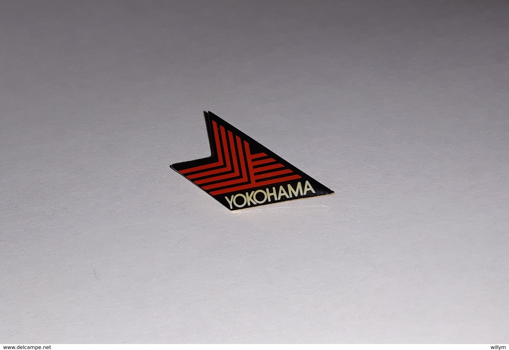 Badge Broche Pneumatiques Yokohama (logo) Hauteur: 2,1 Cm - Autres & Non Classés