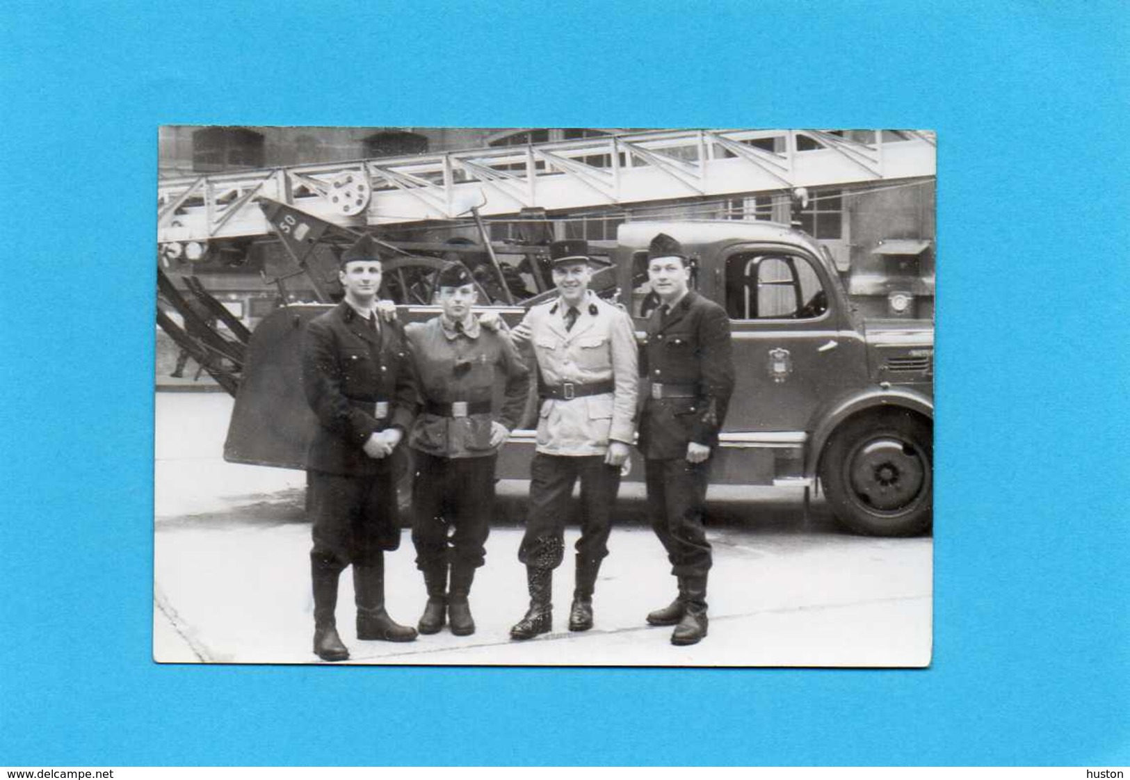 Photo Originale -  Sapeurs-Pompiers Devant Un Camion Grande échelle, Gradés - Métiers