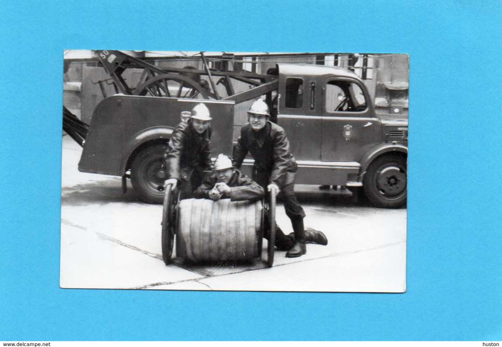 Photo Originale -  Sapeurs-Pompiers Devant Un Dévideur, Camion Grande échelle - Métiers