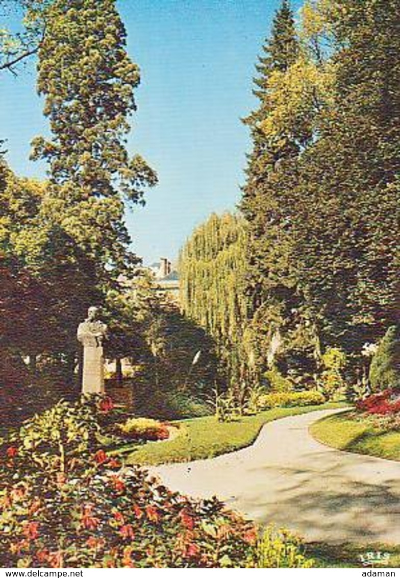 Cantal        H177        Aurillac.Le Jardin Du Square.Statue D'Arsène Verremouze.Poète - Aurillac