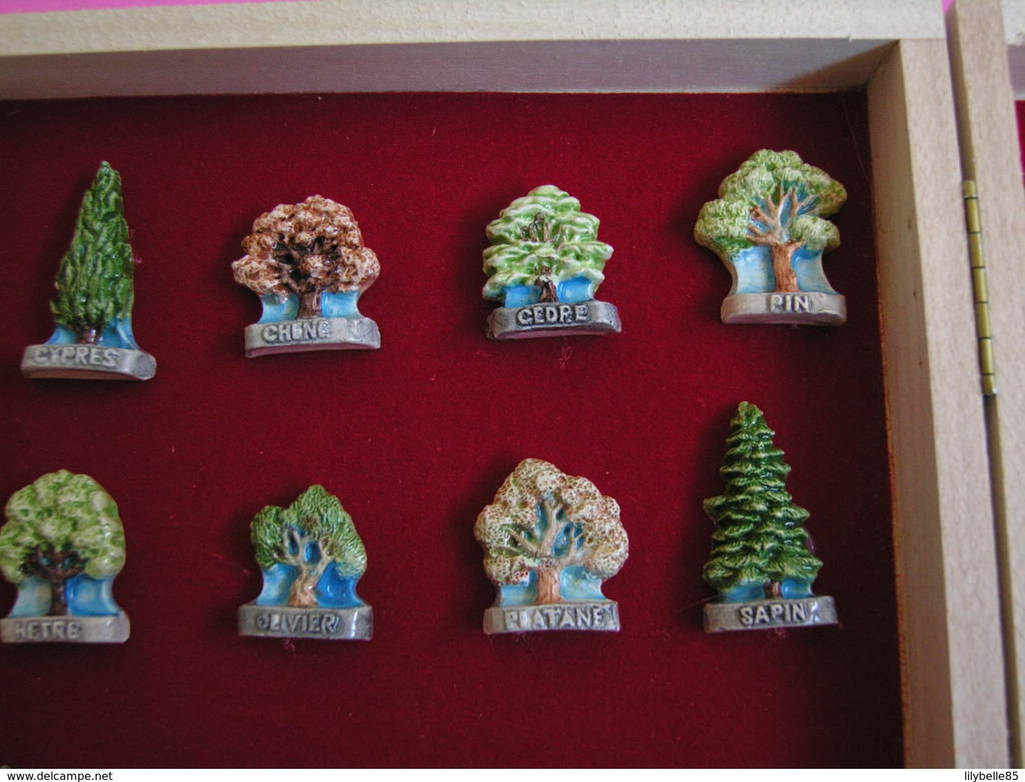 Serie Complète De 8 Fèves Artisanales MH MOULIN A HUILE - LES ARBRES ( Feve Figurine Miniature ) - Autres & Non Classés