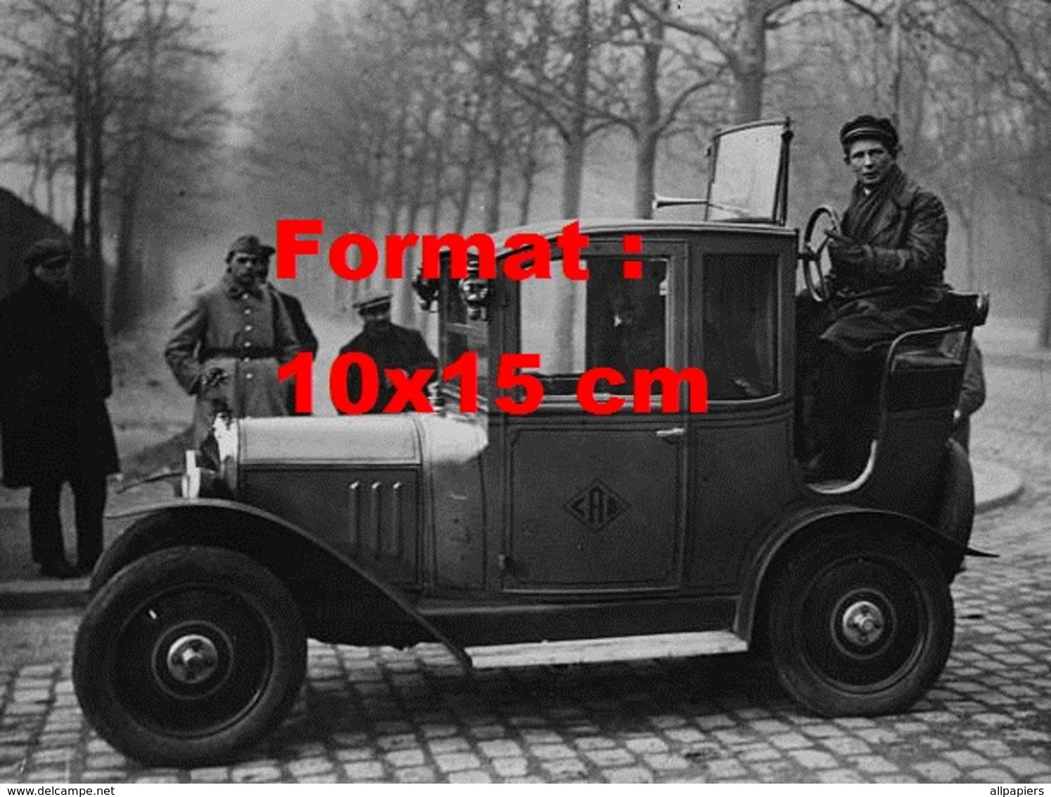 Reproduction D'une Photographie Ancienne D'un Taxi Londonien Cab Avec Le Conducteur à L'arrière - Autres & Non Classés