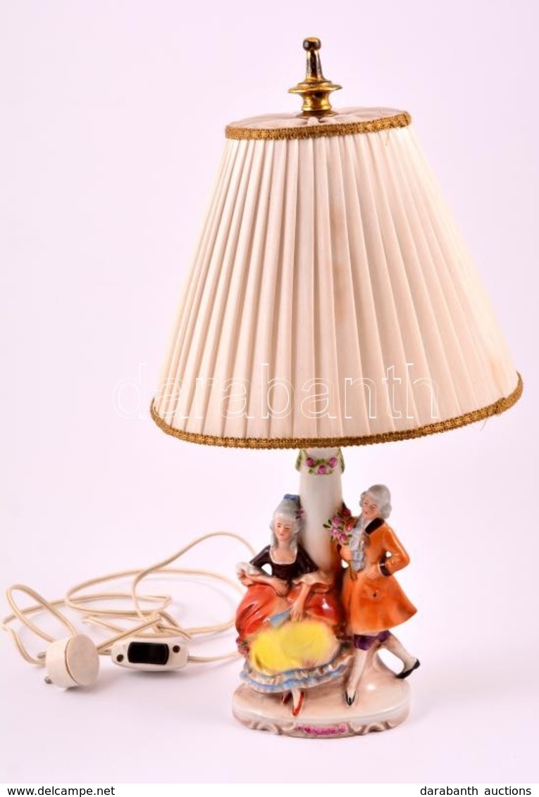 GDR Figurális Német Procelán Testű Lámpa, Lámpaernyővel,kézzel Festett, Jelzett, Apró Kopásokkal, M: 47 Cm - Other & Unclassified