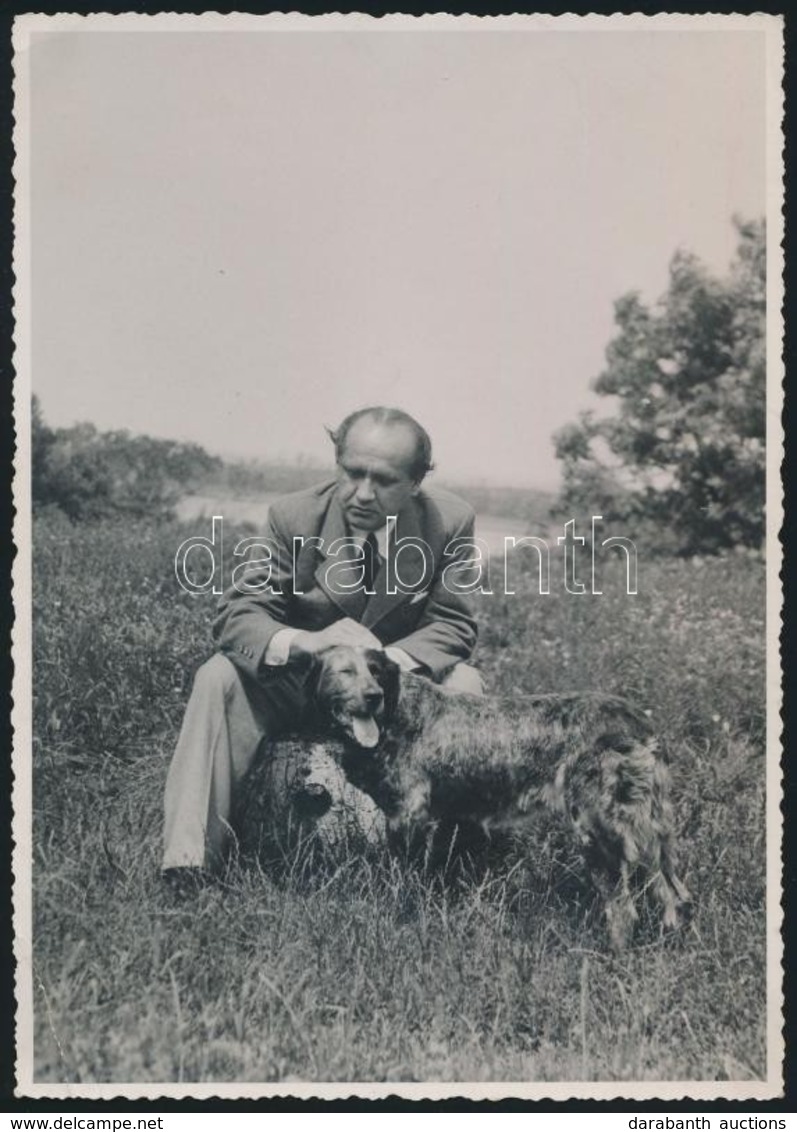 Cca 1940 Németh Antal (1903-1968) Rendező, Színháztörténeti író, A Nemzeti Színház Igazgatója Kutyájával, 17x12 Cm - Other & Unclassified