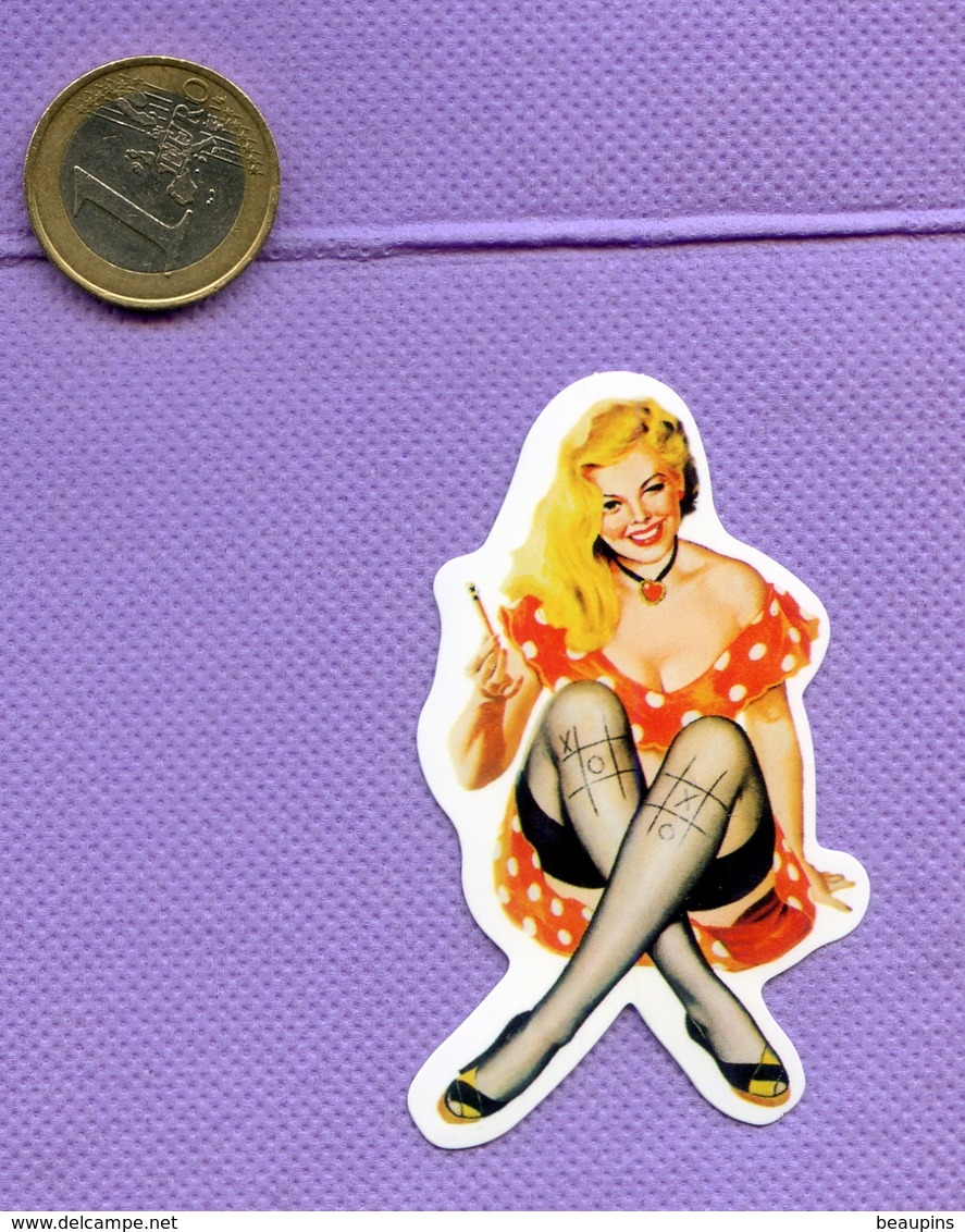 3 AUTOCOLLANT  STICKER PIN UP GIRL    S126 - Autocollants