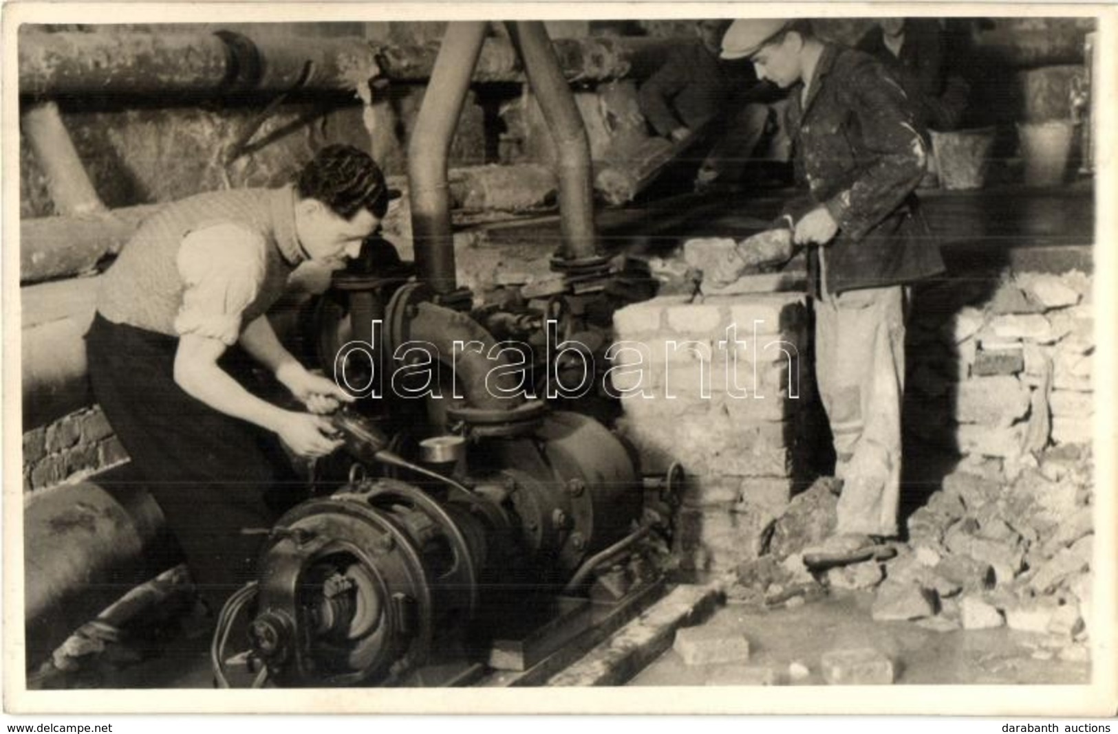 * T2/T3 1948 Ismeretlen Város, Munka Közben A Strand Szivattyúházában. Photo (fl) - Ohne Zuordnung