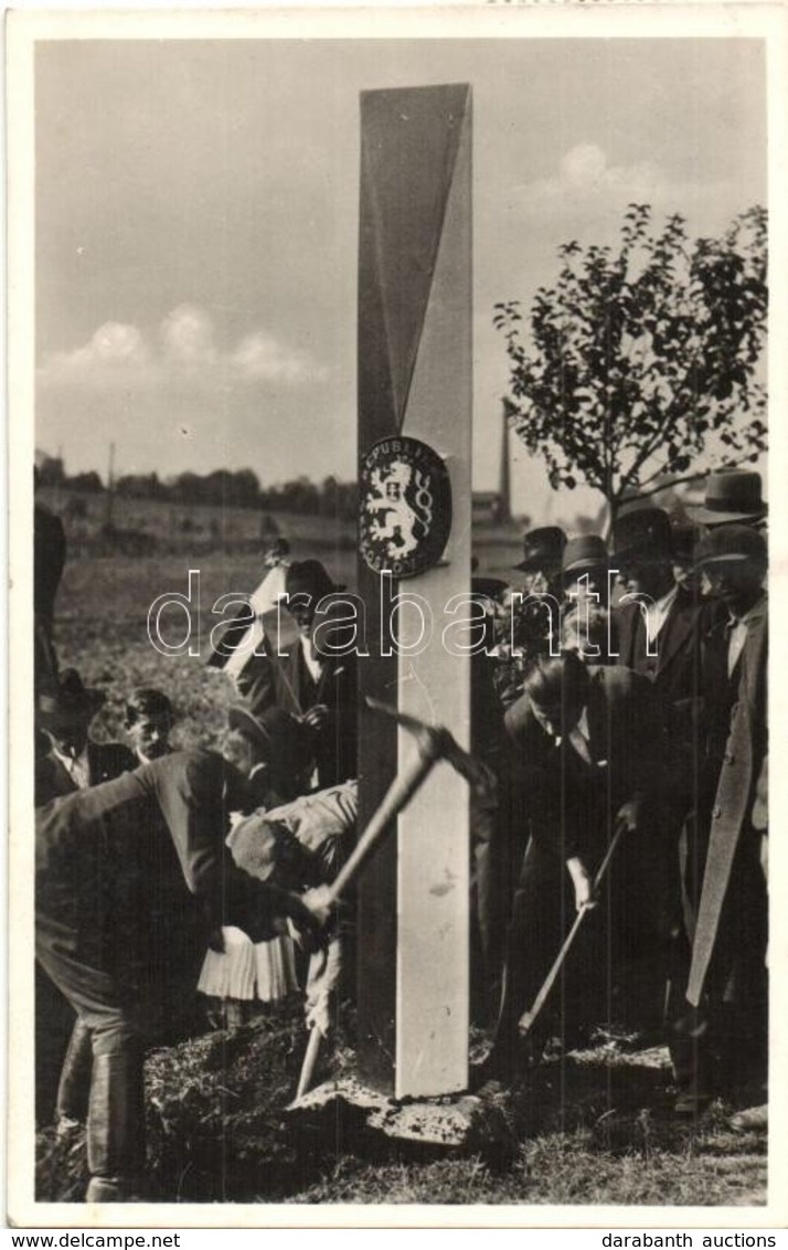 T2 1938 Ipolyság, Sahy; Bevonulás, A Csehszlovák Köztársaság Oszlopának Ledöntése. / Entry Of The Hungarian Troops, Crus - Unclassified