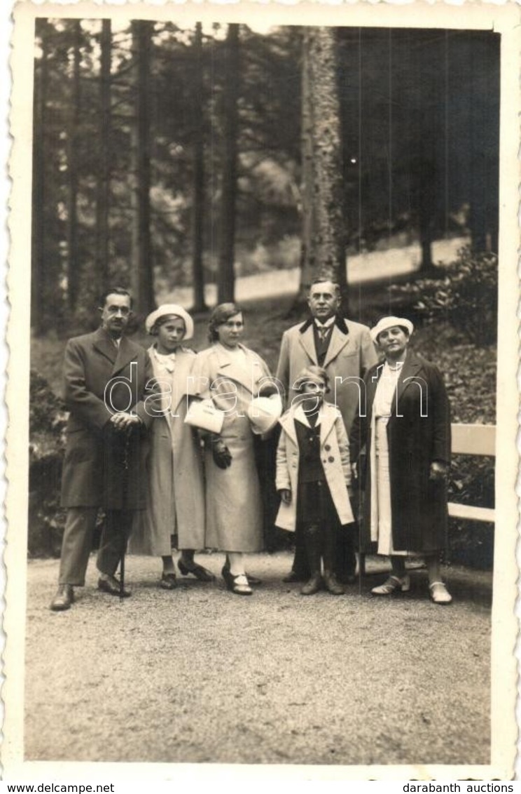 * T2 1935 Trencsénteplic, Trencianske Teplice; Kirándulók A Parkban / Tourists In The Park, Photo - Unclassified