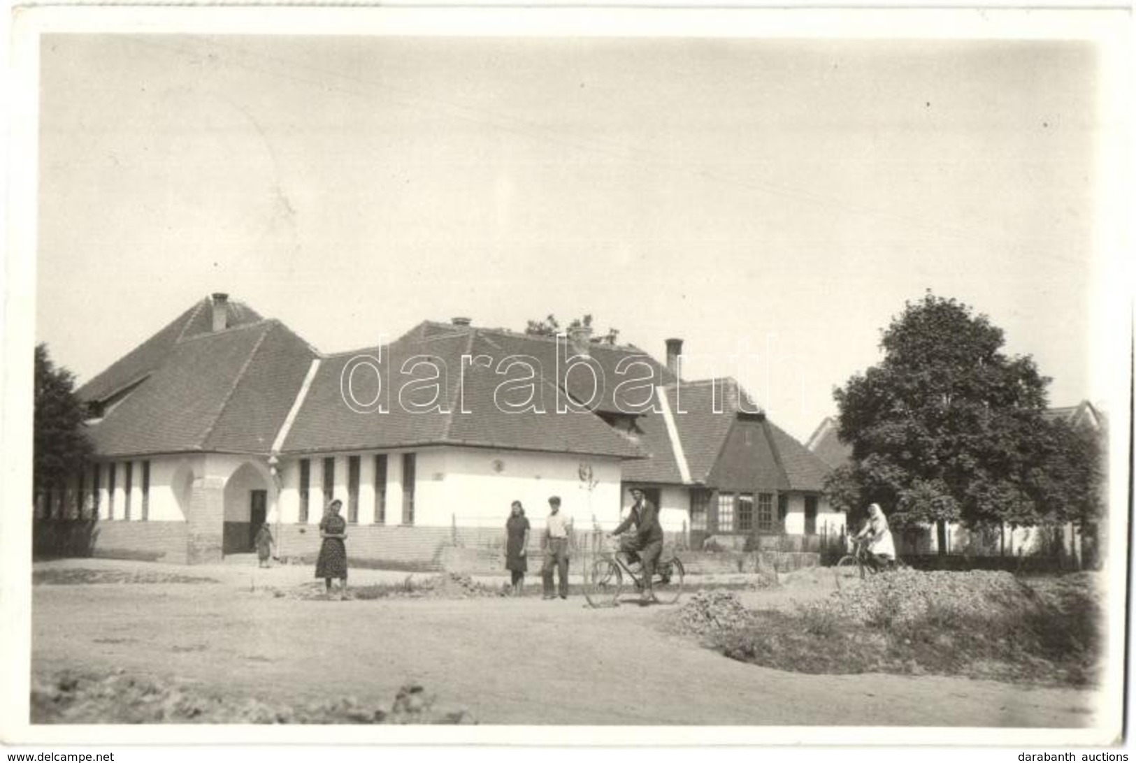 T2 1943 Sajkásgyörgye, Gyurgyevó, Durdevo; Kerékpárosok / People On Bicycles. Photo - Ohne Zuordnung