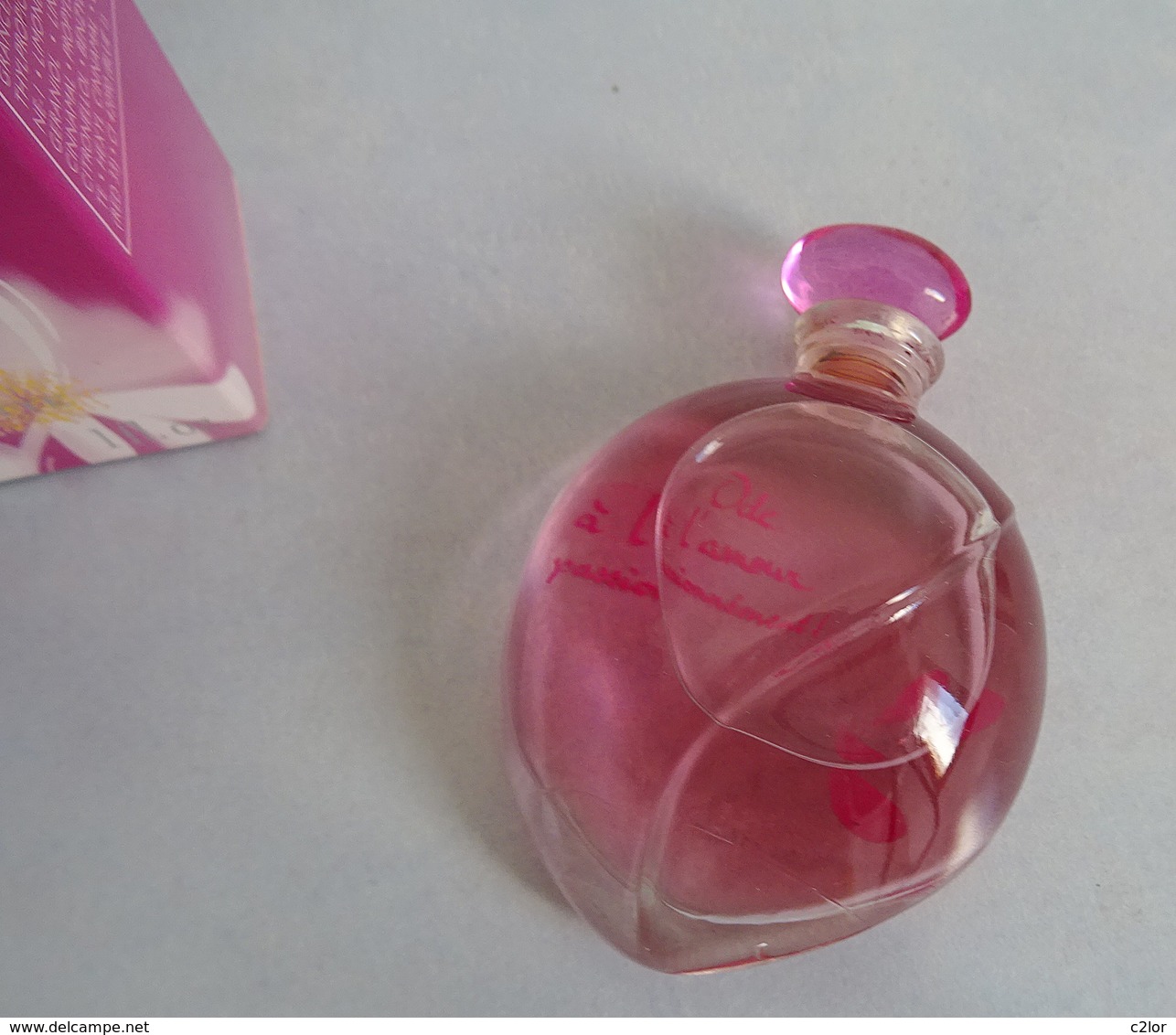 Flacon "ODE à L'AMOUR PASSIONNÉMENT " D'Yves ROCHER Eau De Toilette 30 Ml Avec Sa Boite - Flacons (vides)