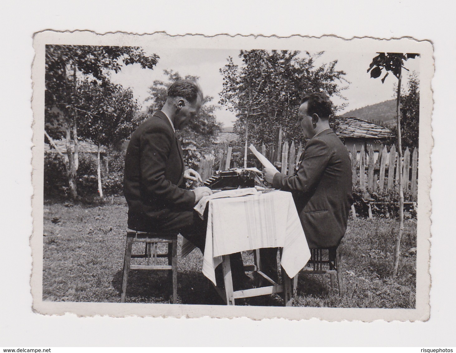 #50501 Vintage Orig Photo Man Work On Old Typewriter In Yard - Personnes Anonymes