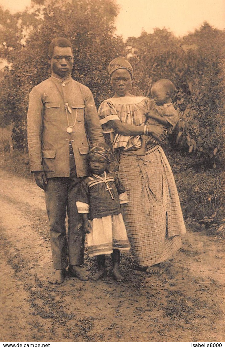 Congo Kongo    Un Catéchiste Et Sa Famille  ,   Catechist Met Vrouw En Kinderen       I 5593 - Congo Belge