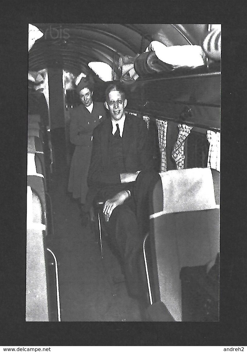 HUMOUR - INSOLITE - GÉANT ROBERT WADLOW  DANS UNE PETITE AVION - Humour