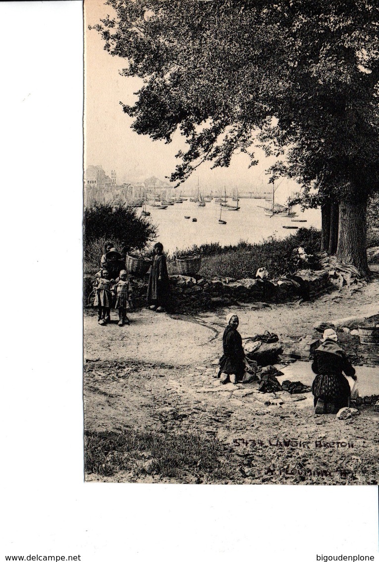 CPA Lavoir Breton à Ploumarc'h (Douarnenez Bien Sûr Avec Dos Simple Et Mention Carte Panorama Voir Scan) - Douarnenez