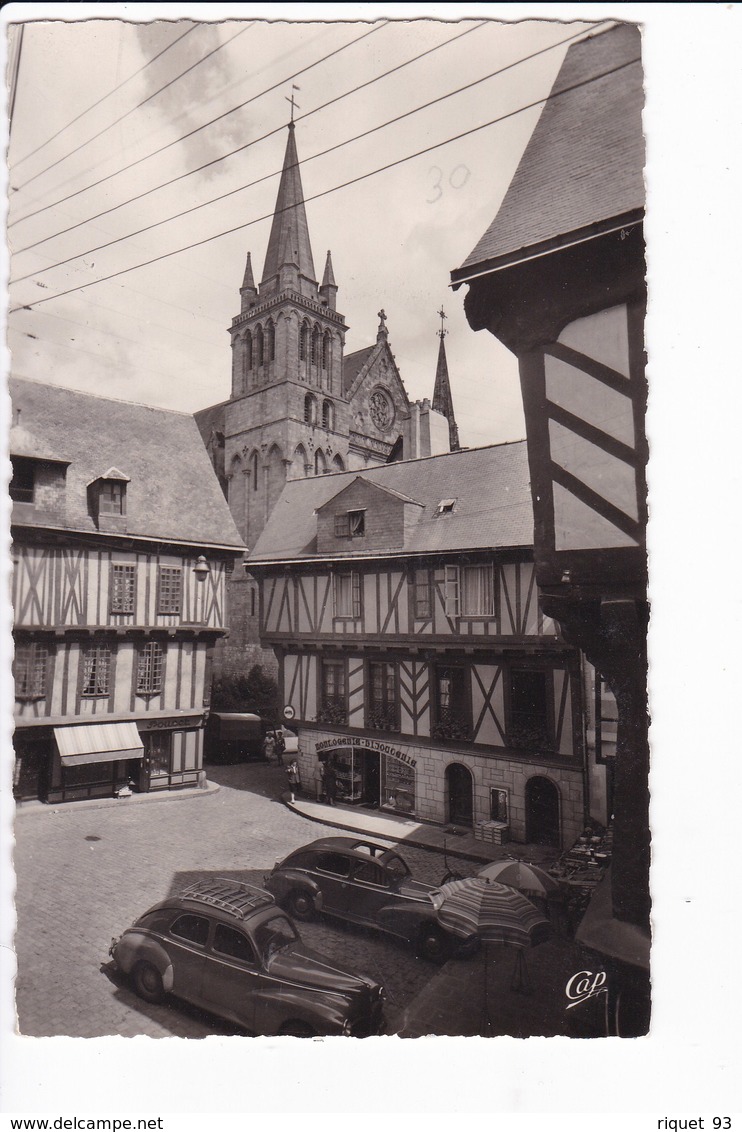 VANNES - Place Henry-IV (voitures Années 50) - Vannes