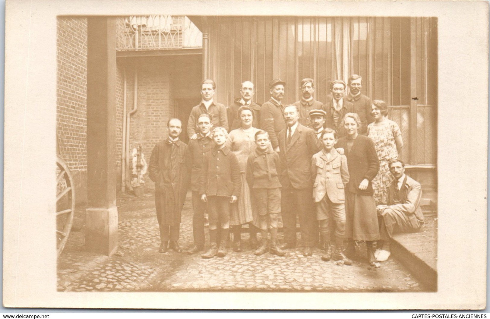 THEMES - COMMERCE - CARTE PHOTO - Groupe D'employés Dans Une Cour - Autres & Non Classés