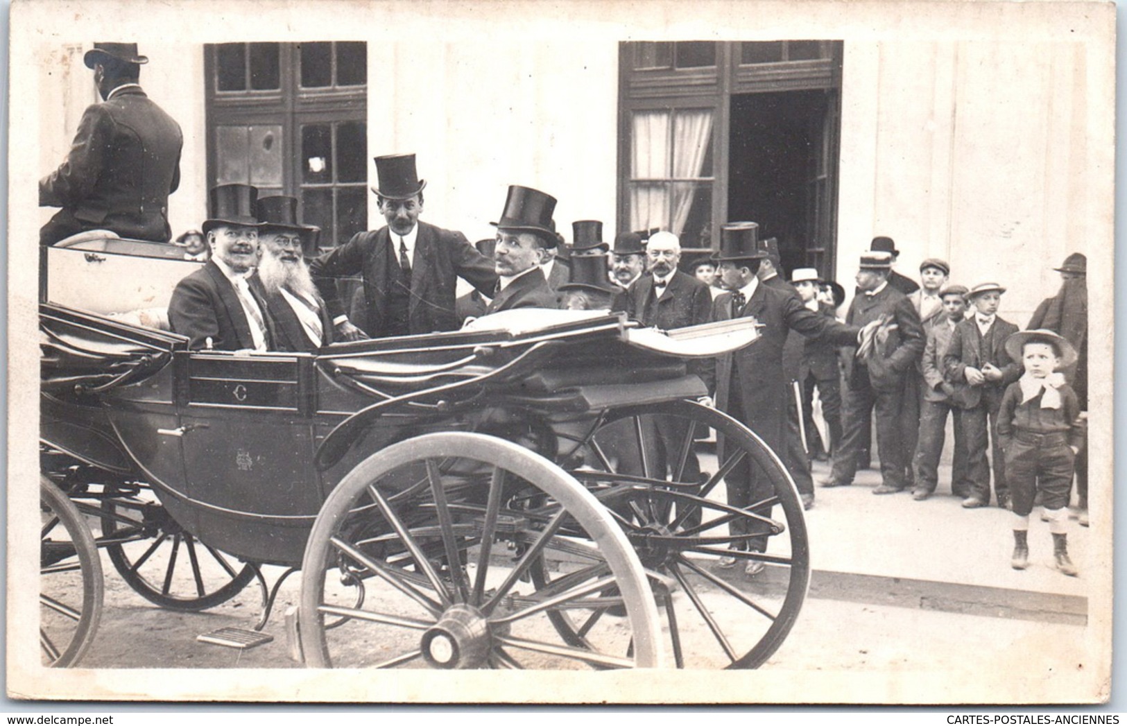 THEMES - EVENEMENT - CARTE PHOTO - Groupe D'autorités Dans Un Fiacre - Autres & Non Classés