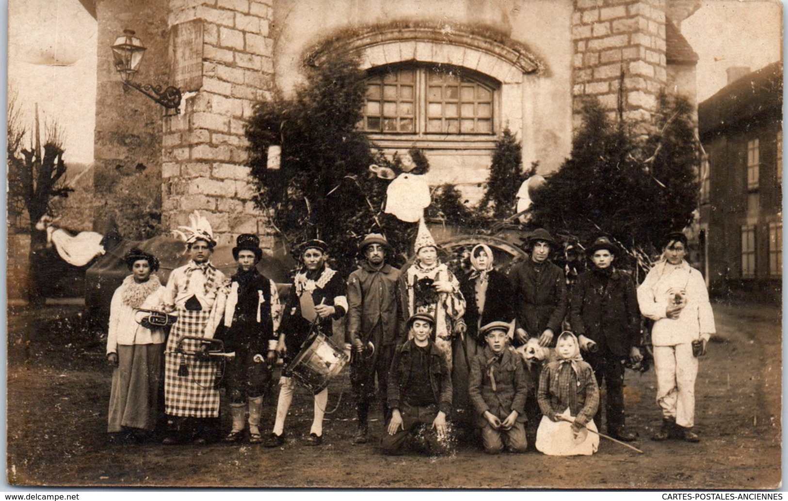 THEMES - EVENEMENT - CARTE PHOTO - Groupe De Carnaval Devant Une église - Autres & Non Classés