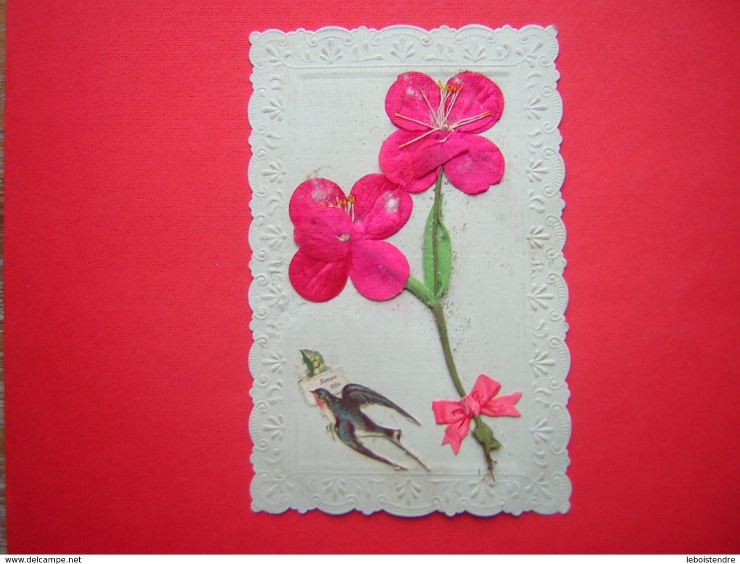 CPA AVEC FLEURS TISSU ET DECOUPIS PAPIER BONNE FETE OISEAU HIRONDELLE BORDURE GAUFRE    VOYAGEE - Autres & Non Classés