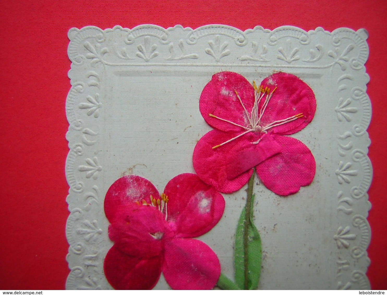 CPA AVEC FLEURS TISSU ET DECOUPIS PAPIER BONNE FETE OISEAU HIRONDELLE BORDURE GAUFRE    VOYAGEE - Autres & Non Classés