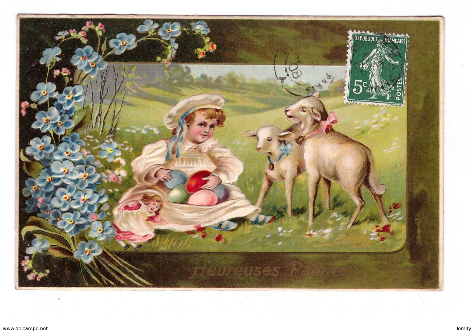 Carte Gaufrée Relief Cpa Fantaisie Enfant Fille Fillette Agneau Poupée Oeuf Oeufs Fleur Fleurs Myosotis Bleu 1908 Paques - Autres & Non Classés