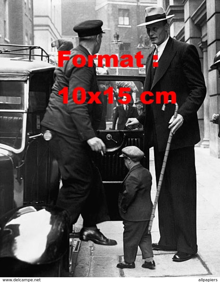 Reproduction D'une Photographie Ancienne D'un Homme Géant Et Un Petit Homme Entrant Dans Un Taxi Londonien - Other & Unclassified